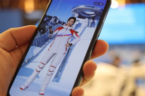 スマートフォンのスクリーンに映る北京冬季五輪のプロモーション用デジタルヒューマン「冬冬（ドンドン）」の様子（画像はアリババのニュースリリースより）