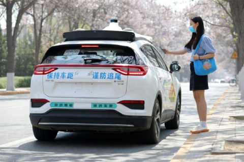 北京市内の公道で自動運転タクシー（ロボタクシー）配車サービスプラットフォーム「蘿蔔快跑（ルオボークワイパオ）」を利用する様子（画像はバイドゥのニュースリリースより）