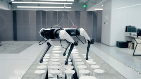 中国ネットサービス大手の騰訊控股（テンセント）が自社開発する4足歩行ロボット「Max」が梅花椿の杭（くい）の上で横回転する様子（画像はテンセントのニュースリリースから）