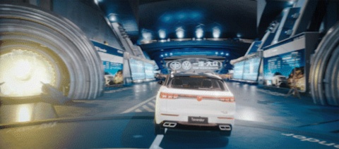 バーチャル空間内の一汽VWの新車「攬巡（Tavendor）」を運転する様子（画像はテンセントのニュースリリースから）