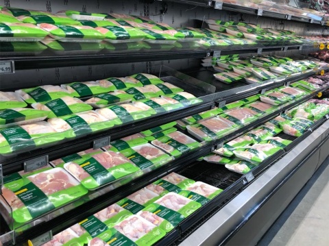 米アマゾン・ドット・コムの新型スーパーマーケット「Amazon Fresh」を視察した感覚値だが、肉や魚などの加工されていない生鮮食品で7~8割をAmazonのプライベートブランド(PB)が占める。緑色のAmazon Freshパッケージが非常に多く目に付くことが分かる