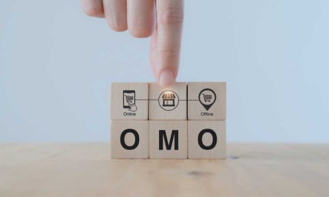 「オムニチャネル」と「OMO（オンラインとオフラインの融合）」は似て非なる言葉だ。筆者らが作成した「チャネルシフト・マトリクス」を用いてその違いを解説する（写真／Shutterstock）