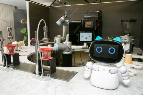 飲食店や小売店でロボットの試験導入が相次ぐ。本格展開も間近に迫っている
