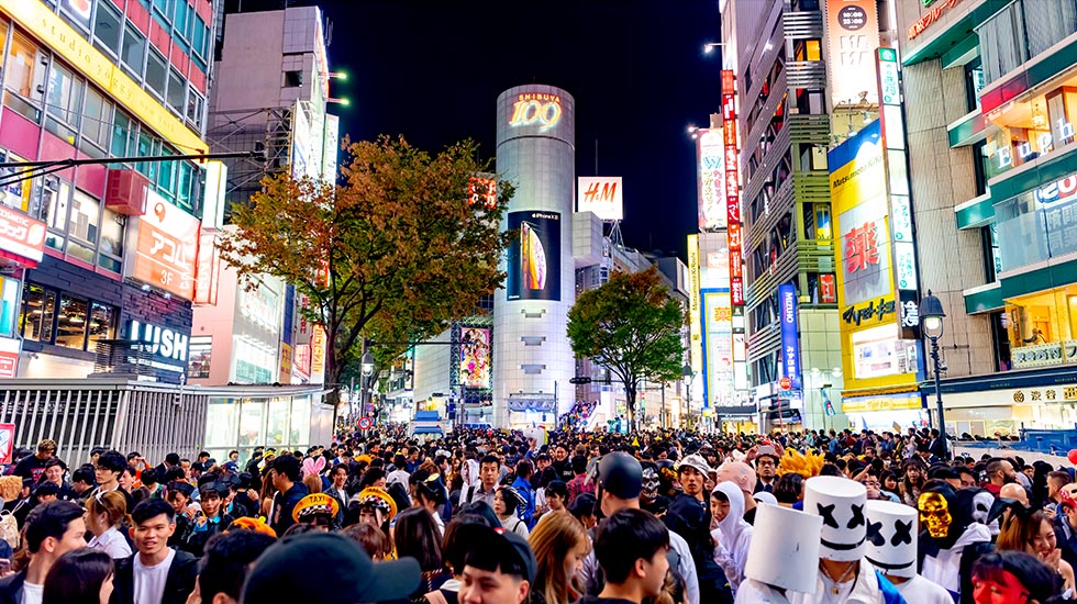 ハロウィーンの聖地化していた渋谷。この光景は当面見られなくなる（写真は18年の渋谷の様子。写真／Shutterstock） 