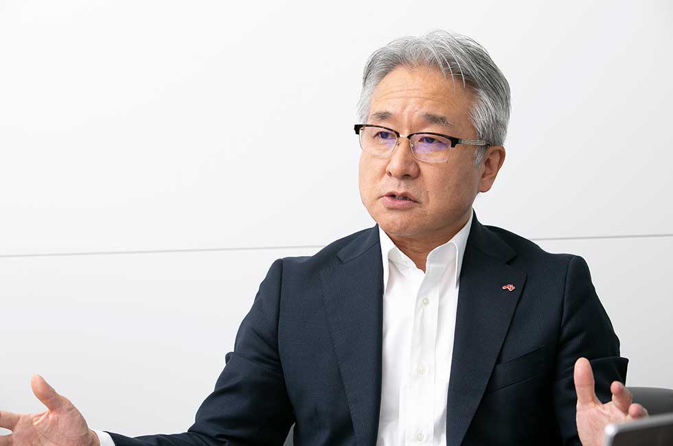 味の素 代表取締役社長 西井孝明氏。1959年生まれ。82年、同志社大学卒業後、味の素へ入社。2004年、味の素冷凍食品の家庭用事業部長、09年、人事部長などを経て、13年にブラジル味の素社社長に就任。15年から現職。サプライチェーンや研究開発など、デジタルトランスフォーメーション（DX）を軸に全社の構造改革を推進する