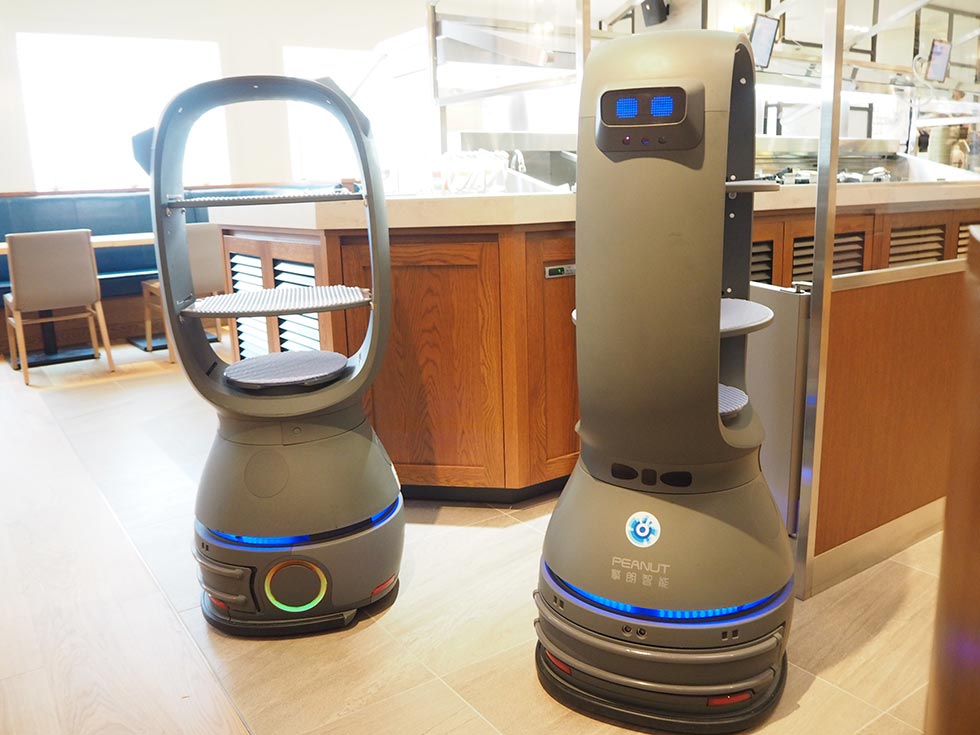 ビュッフェの密を配膳ロボが解決 新機軸のエンタメが満席を生む：日経