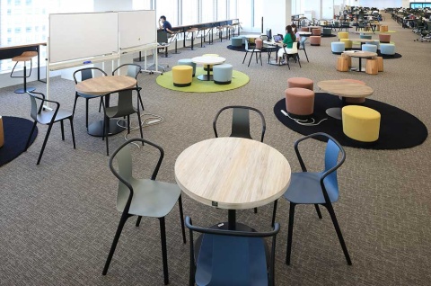 現オフィスにもある「ハドルポイント」。これをさらに拡充していく