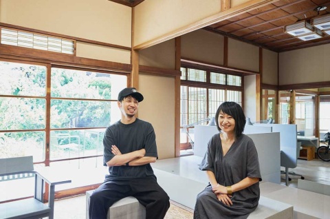 鎌倉にある「北条SANCI（さんち）」で話す横石崇氏（左）と吉田愛氏。これからのオフィスは、 「気持ちよさ」などの価値や機能が求められるという（写真／名児耶洋）