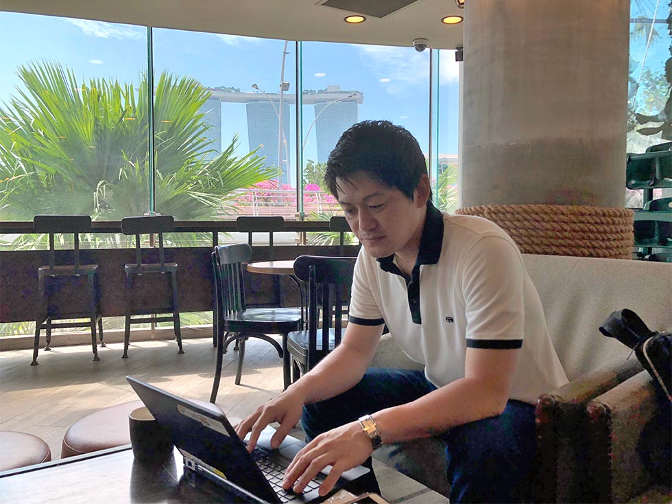 人財本部人財戦略部の東原祥匡氏。自身もシンガポールなどでワーケーションをしながら、制度の利用促進に知恵を絞る