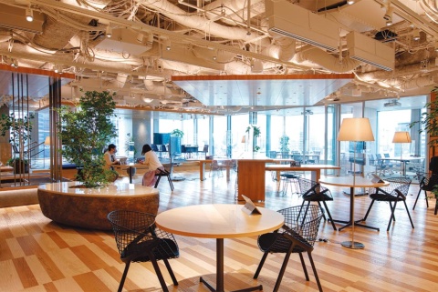 新オフィスは「2020年度　第33回日経ニューオフィス賞」のクリエイティブ・オフィス賞を受賞。オフィスデザインは三井デザインテックが手掛けた。開放的な空間にした「CROSSING Lounge」と呼ぶ場。外部とも気軽に交流できる（写真／丸毛 透）