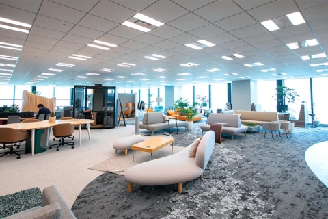オカムラが2020年7月に東京・渋谷の「渋谷スクランブルスクエア」に設置した「CO-EN LABO」ではソファやテーブルが中心にあり、オフィスの概念を大きく変える