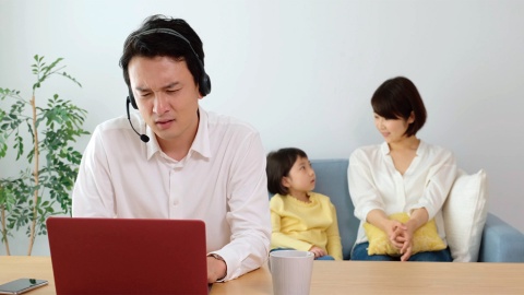 家庭でのリモートワークは、家族と同じ時間・空間で仕事をせざるを得ない場合も。人によってはストレスの原因になりかねない（写真／Shutterstock）