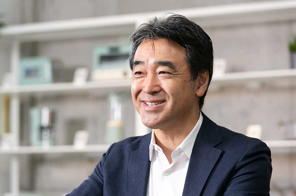 カインズの土屋裕雅会長は1966年生まれ。90年に早稲田大学商学部卒業後、野村証券入社。96年にいせや（現ベイシア）入社、98年カインズ取締役就任、2000年同常務取締役、02年に同代表取締役社長となり、19年3月より現職
