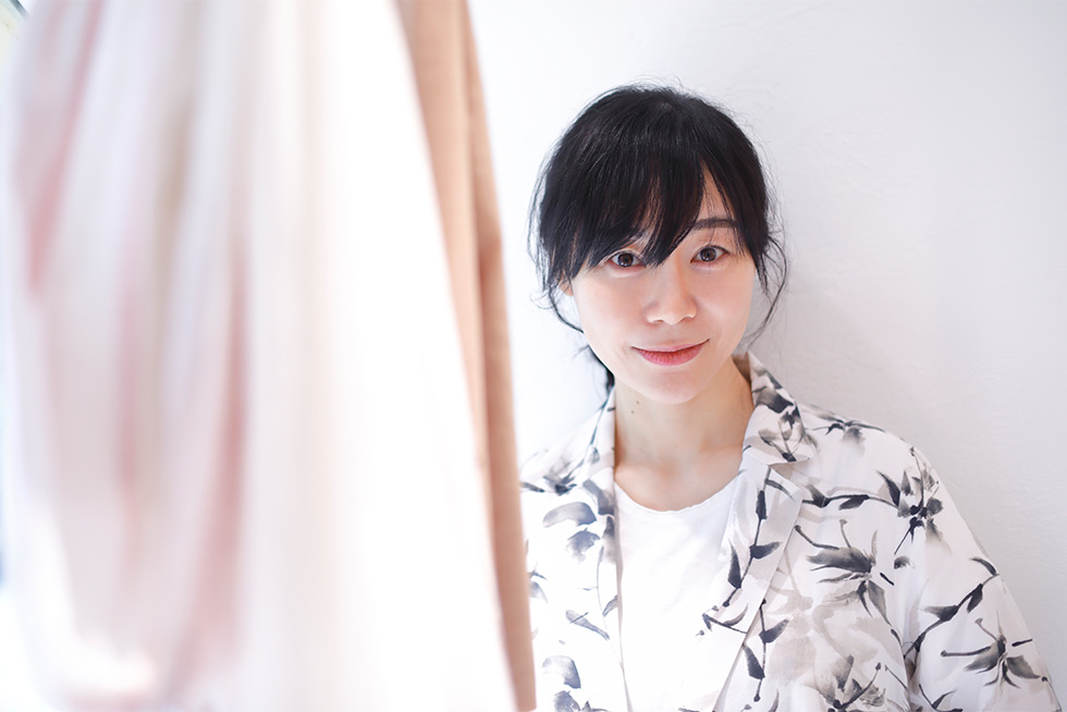 マザーハウス代表兼チーフデザイナーの山口絵理子氏。1981年埼玉県生まれ。慶應義塾大学総合政策学部卒業。ワシントンの国際機関でのインターンを経てバングラデシュBRAC大学院開発学部修士課程修了。2年後帰国し、「途上国から世界に通用するブランドをつくる」をミッションとして、2006年にマザーハウスを設立。現在、途上国6カ国（バングラデシュに加え、ネパール、インドネシア、スリランカ、インド、ミャンマー）の自社工場・提携工房でジュート（黄麻）やレザーのバッグ、ストール、ジュエリー、アパレルのデザイン・生産を行う。国内外41店舗で販売を展開（21年5月時点）。世界経済フォーラム「Young Global Leader （YGL） 2008」選出。ハーバードビジネススクールクラブ・オブ・ジャパン アントレプレナー・オブ・ザ・イヤー2012受賞