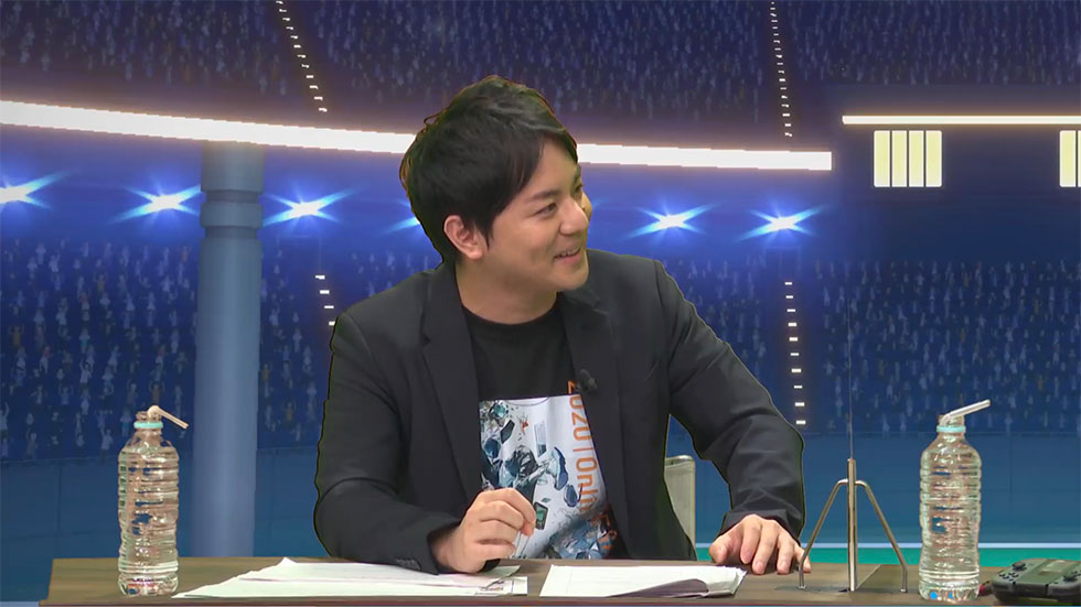 MCの平岩康佑氏はeスポーツキャスターとして「シャドウバース」の実況も行っている。対戦中、カード選びに迷う梶原さんにアドバイスして試合を盛り立てた