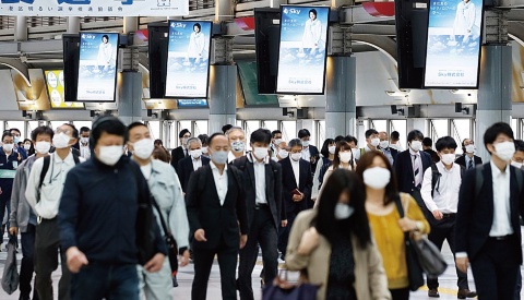 2020年はマスク抜きには語れない1年だった(森田直樹/アフロ)