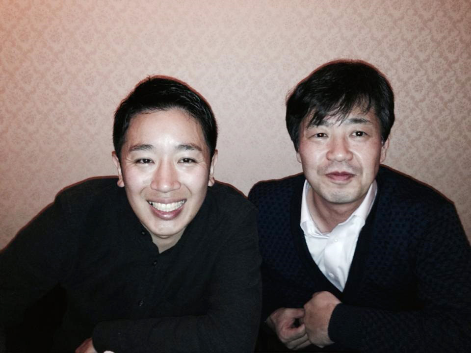 大学時代の恩師である忽那憲治先生（写真右）とは社会人になった後も交流を継続（左が本人）