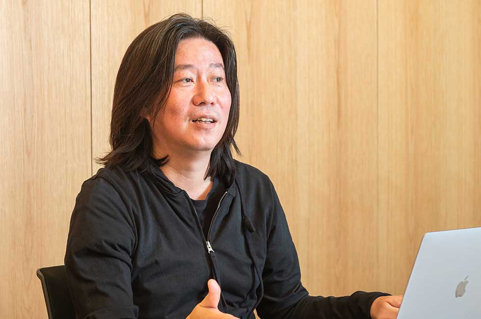 米投資育成会社WiL（ウィル、カリフォルニア州）共同創業者ジェネラルパートナーの松本真尚氏。1999年にiモード関連サービスのベンチャー「ピー・アイ・エム」を設立し、2000年に事業をヤフーに売却。ヤフーBBの立ち上げなどソフトバンクのモバイル事業、ヤフーのサービス開発や新規事業を統括した。13年にWiL創業
