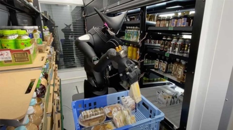 客が利用する商品棚の裏側（バックヤード）から、サンドイッチやおにぎり、飲み物を陳列するテレイグジスタンスのロボット「Model-T」