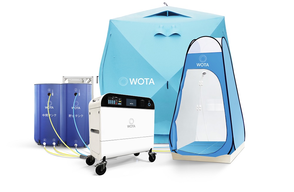 ホワイトの「WOTA BOX」とシャワー用のテントセット。避難所50人分の1日当たりの生活用水を1台で供給できるように装置を設計している