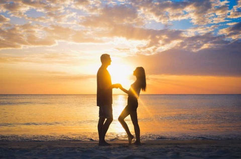 独身男女の恋愛進展をAIがアシストする時代に（写真／Shutterstock）