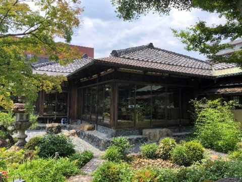 歴史を感じさせる「お屋敷・高瀬川二条苑」