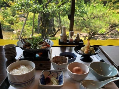 高瀬川二条苑で提供されている揚げたて天ぷら付きの牛すきランチ