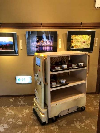 高瀬川二条苑で活用されている配膳ロボット