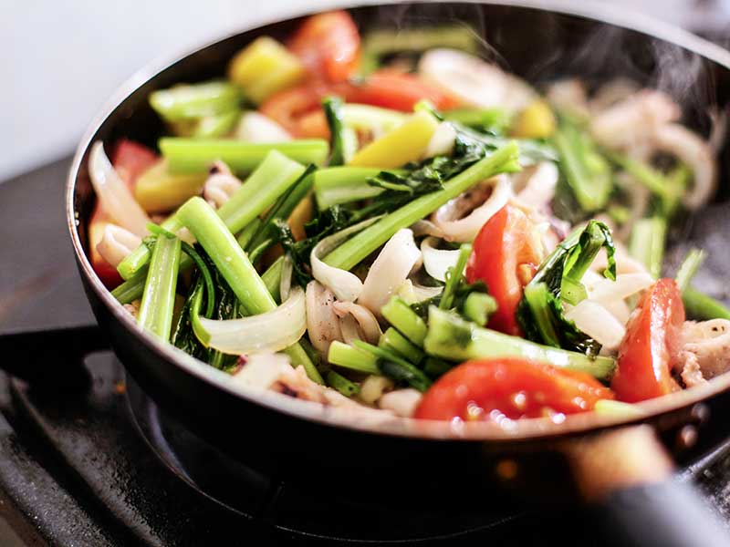 「料理好き」減少！　どこからが手料理？　調査で分かった新定義