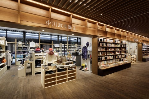 20年4月にオープンした同社初の書店一体型店舗「中川政七商店 奈良 蔦屋書店」。蔦屋書店との協業により、本と雑貨とカフェをミックスした店内でゆっくりコーヒーを飲みながら工芸の魅力に触れられる