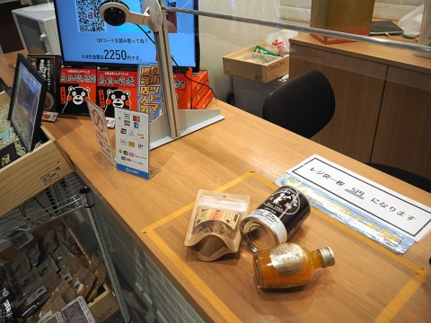 ロボットマートで決済をしているところ。商品をカウンターの上に置くとパッケージを画像認識して料金を示す