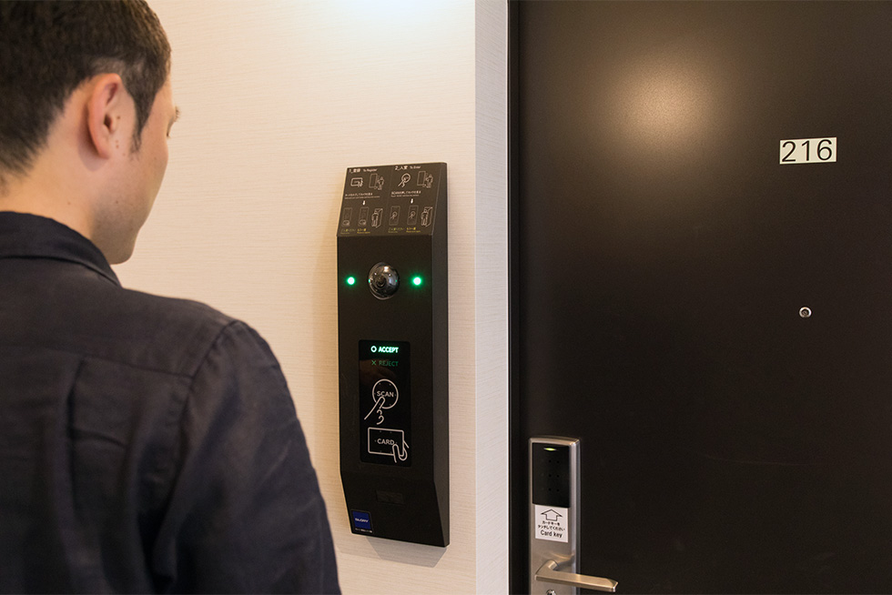 「変なホテル」でもグローリーの顔認証システムを採用している