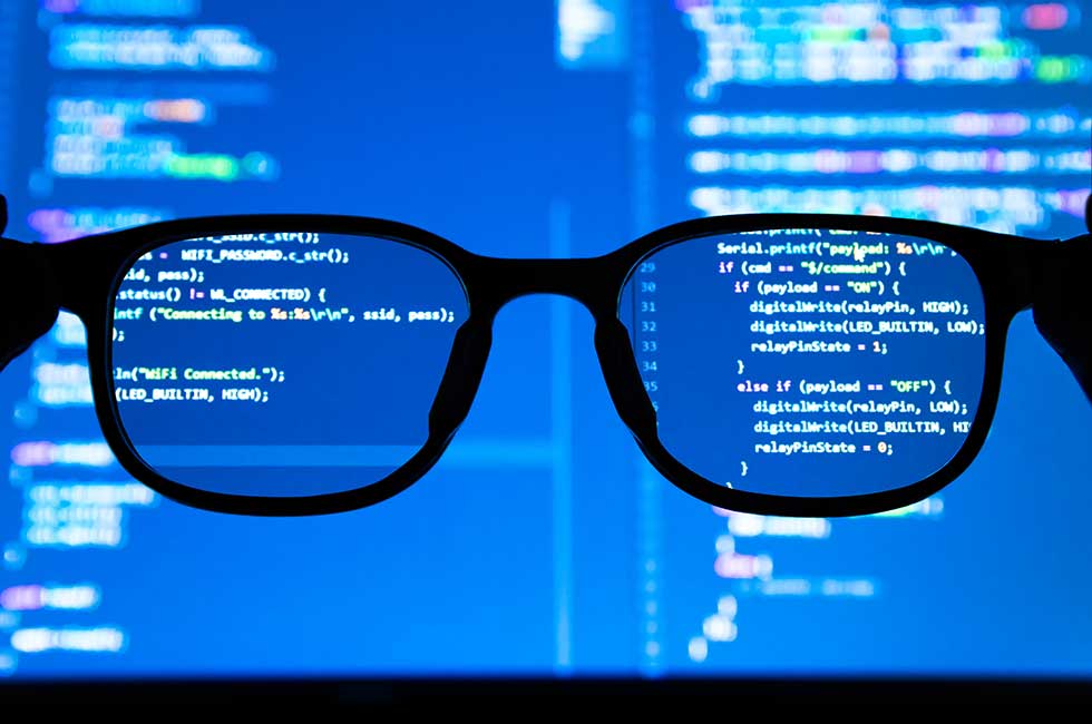 データ分析やDXを進める中で、データサイエンティストを採用、もしくは育成する企業が増えている。人材を育成する際に重要なのは、コードが書けたり、最新のツールを使いこなせたりすることではなく、実は……（写真／Shutterstock）
