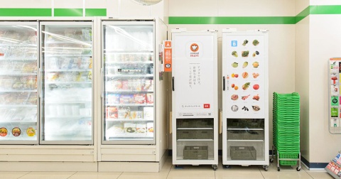 レシピ大手クックパッドが手掛ける生鮮食品EC「クックパッドマート」が急成長中。商品を受け取る専用スポット「マートステーション」の設置が進む。写真は、ファミリーマート新宿靖国通り店に設置されたマートステーション