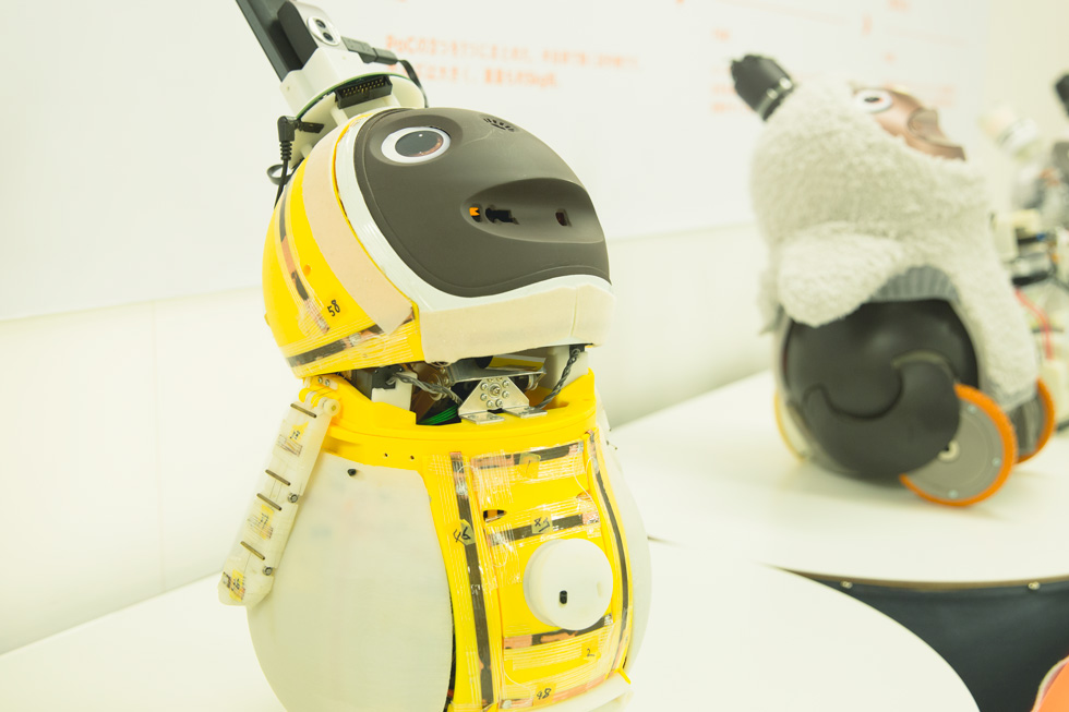 LOVOT開発者に聞く、AI時代の不安を救う「温かい」技術進化とは：日経