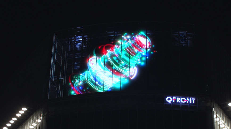 東京・渋谷のスクランブル交差点に設置した透過性LEDビジョンの「宙に浮かぶコカ･コーラ」