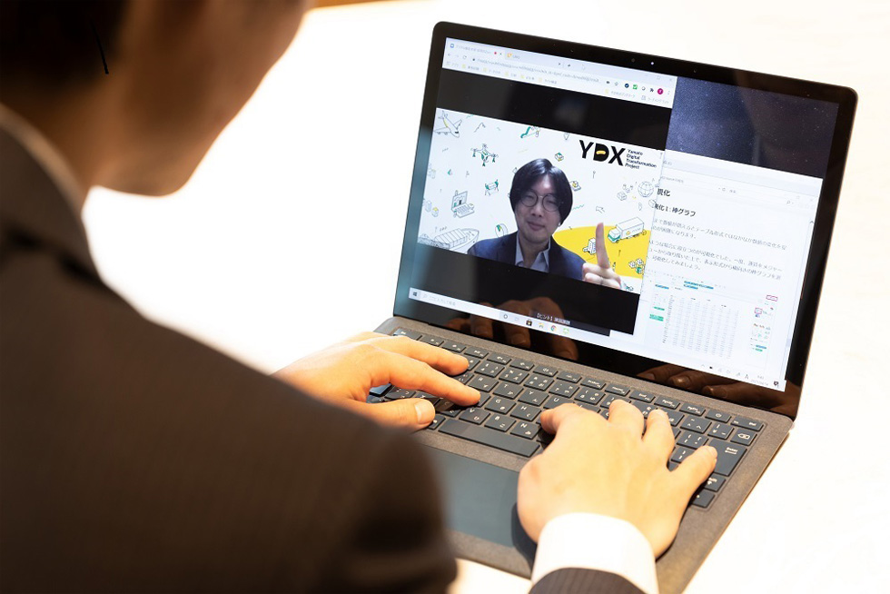 「Yamato Digital Academy」での学習風景。受講者はパソコンでどこでもオンラインで学べ、ライブによるプログラムで講師に質問もできる（写真／丸毛 透）