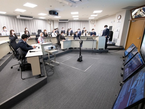 宮城県の「角田I.T.P.」と他の拠点をモニターでつないで会議を行う