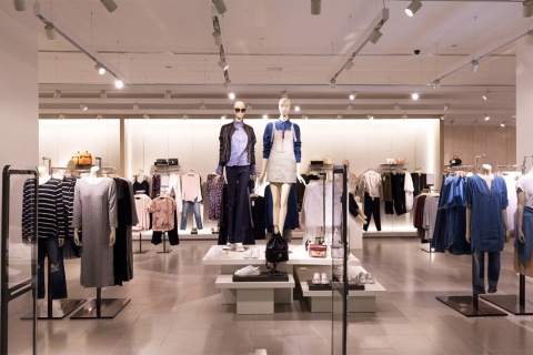 コロナ禍による変化に合わせて、ファッション業界のビジネスにも変革が求められている（写真／Shutterstock）