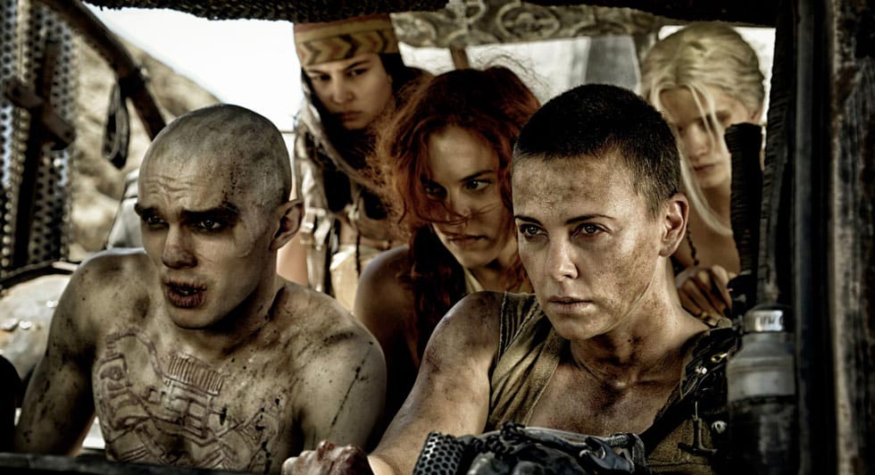 『マッドマックス 怒りのデス・ロード』で物語の主軸となるのは、実は主人公のマックスではなく、女戦士フュリオサと彼女に連帯する女たちの闘いだ　（c）2015 VILLAGE ROADSHOW FILMS （BVI） LIMITED