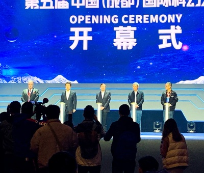 19年に成都で開催された国際SF大会。14カ国からSF作家など300人以上が参加。劉慈欣氏の姿も