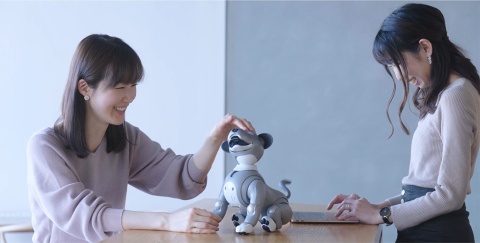 18年1月に復活した「aibo」。名前は小文字表記となった。AIにより、頻繁に相手をしてくれる人を認識し、ユーザーごとに振る舞いを変えられるのが特徴