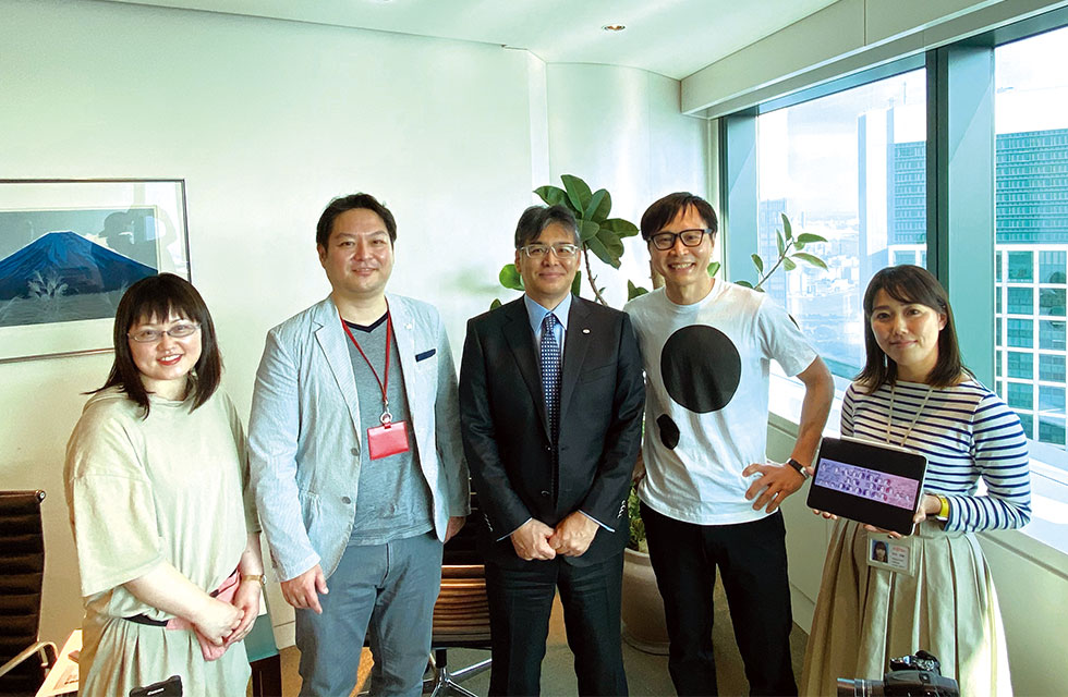「フジトラ」プロジェクトの社内キックオフの風景。中央が富士通社長の時田隆仁氏で、経営トップが自らプロジェクトの最高責任者を務める