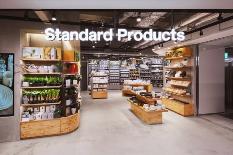 渋谷マークシティ1階にオープンした大創産業の「Standard Products」。同じフロアにはダイソーも出店している