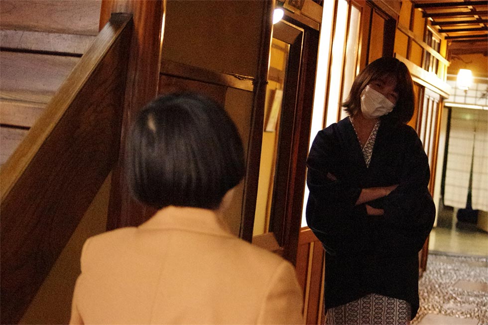 文豪気分で「旅館に缶詰」 電話で催促、本妻と愛人が鉢合わせも