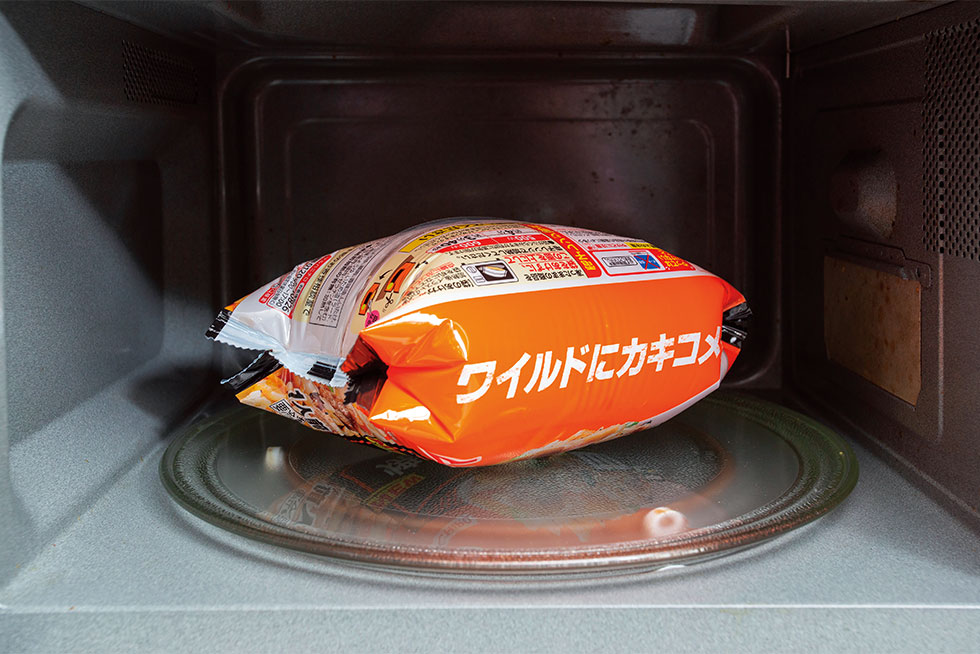 加熱中は袋が大きく膨らむが、中の蒸気は自然に抜ける。画像は袋が膨らんだ調理中の様子