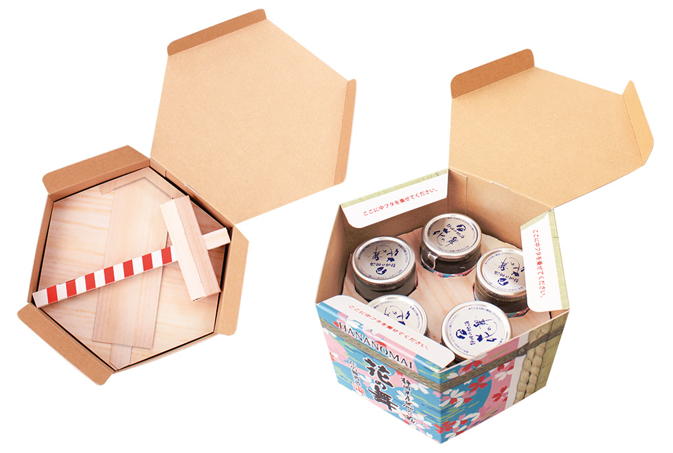 パッケージを開けると、紙製の木槌、木札、蓋が入っている。これらを取り出すと5本のカップ酒が見える。蓋をこの上に置けば準備完了