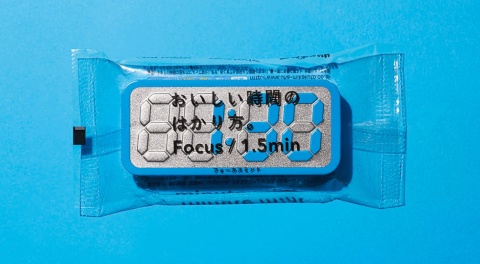 コクヨのデザイナー、佐々木拓氏がデザインした、一定の時間で溶けるミントタブレット「minute mint（ミニットミント）」。道具のような存在と捉えて、缶のパッケージを採用した（写真提供／コクヨ）