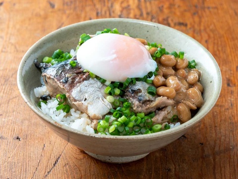 材料(2人分)/サバ水煮缶…1缶、A【醤油…大さじ1、酢…大さじ1/2】、納豆…1パック、ご飯…2膳分、細ネギ…3本、温泉卵(市販)…2個