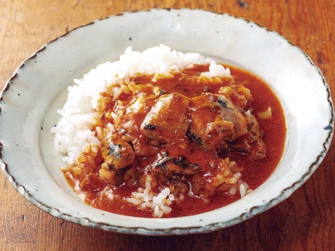 材料(2人分)/イワシ水煮缶…1缶、トマトジュース…150ミリリットル 、A【バター…20グラム、カレー粉…小さじ2、塩…小さじ1/4】、ご飯…2膳分